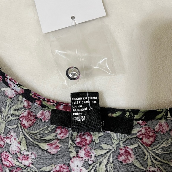 FOREVER 21 Womens Crop Top Plunging V-neckline Floral Smocked Size Medium - Picture 10 of 13